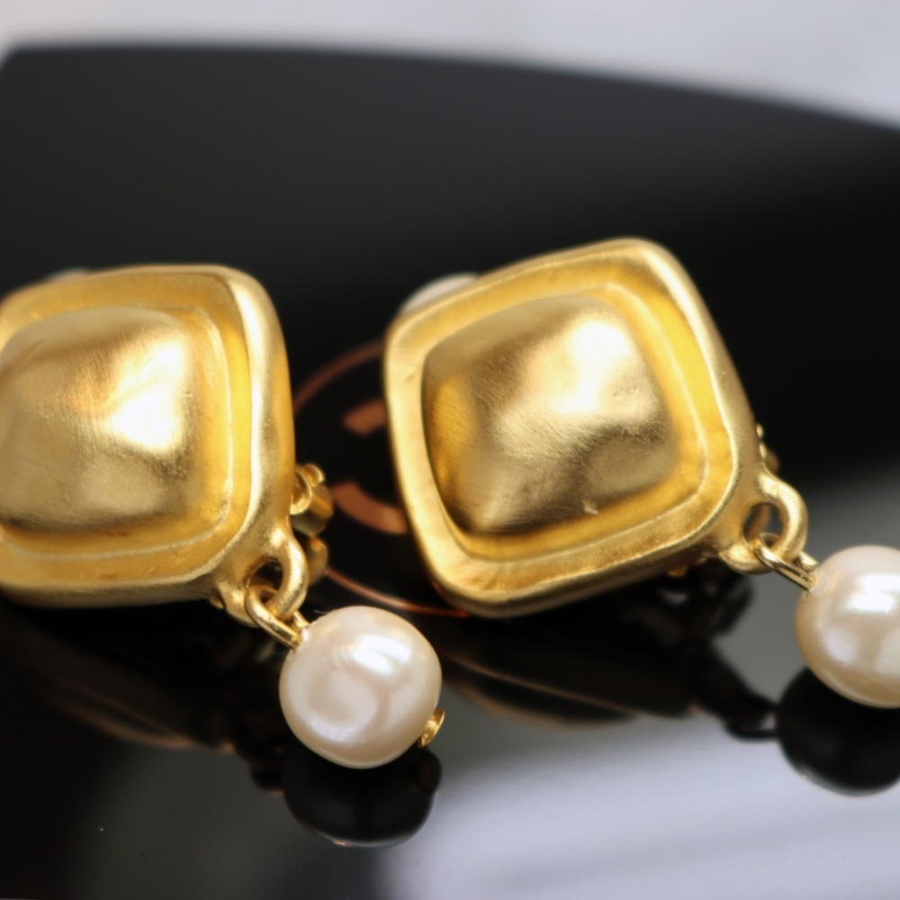 ⚜️ Vintage Givenchy Gold Pearl Drop Earrings ⚜️ - Picture 3 of 15